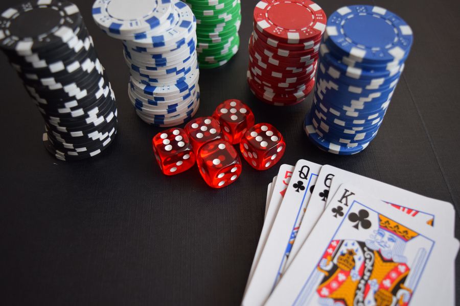 Krupiérka s kartami - baccarat live